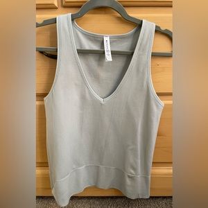 Like new, Athleta “Aurora” ribbed tank.